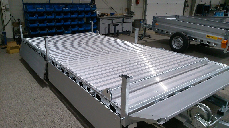 WIOLA Multitrailer 3500 kg 4100 X 2100 podlaha z hliníku integrované nájezdy 